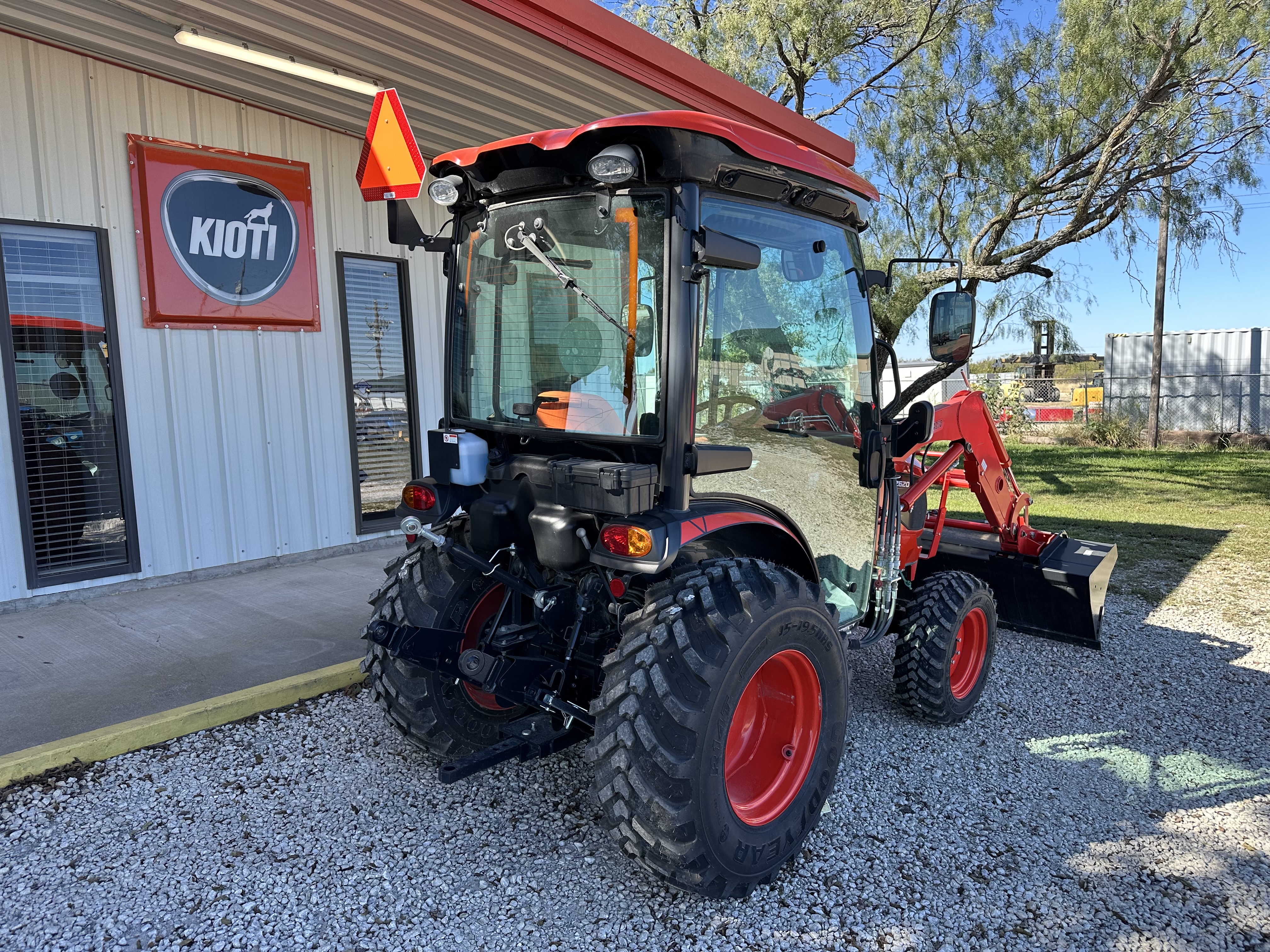 Kioti CK2620SE HST Cab:135